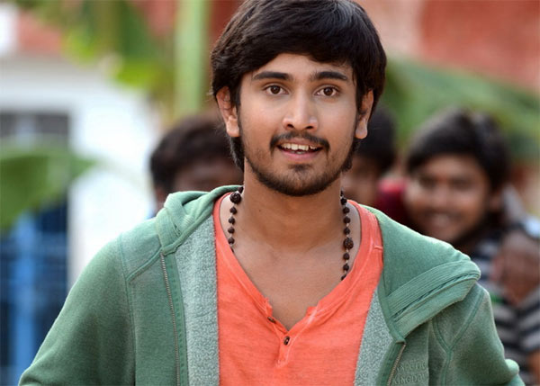 raj tarun,uyyala jampala,cinema choopistha mava,raj tarun in varma direction,silent,raj tarun in silent movie  ఈ కుర్రహీరో తప్పు చేస్తున్నాడా? 